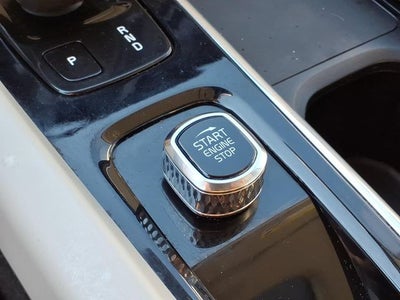 2022 Volvo XC60 B5 Momentum