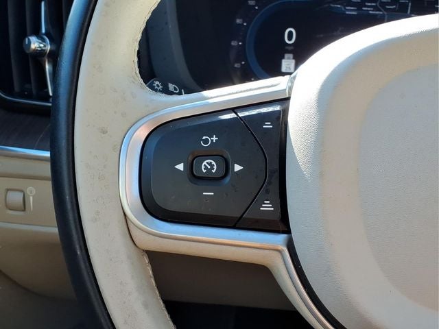 2022 Volvo XC60 B5 Momentum