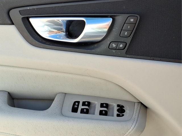 2022 Volvo XC60 B5 Momentum