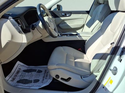 2022 Volvo XC60 B5 Momentum