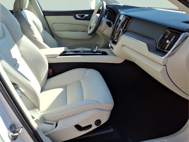 2022 Volvo XC60 B5 Momentum