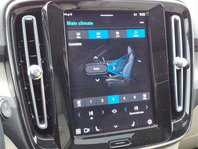 2023 Volvo XC40 B5 Plus Bright Theme