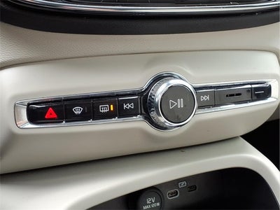 2023 Volvo XC40 B5 Plus Bright Theme