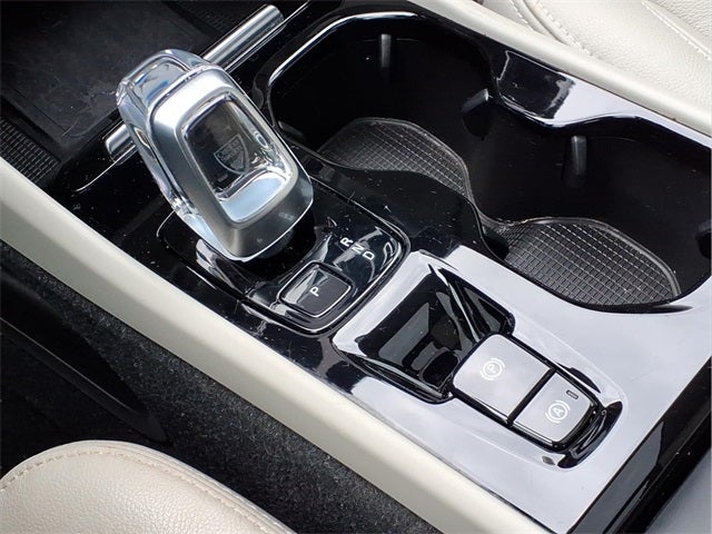 2023 Volvo XC40 B5 Plus Bright Theme