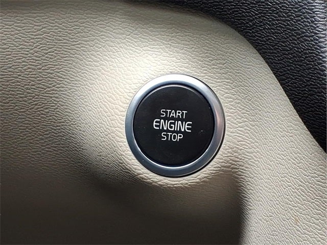 2023 Volvo XC40 B5 Plus Bright Theme