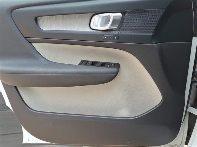 2023 Volvo XC40 B5 Plus Bright Theme