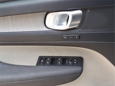 2023 Volvo XC40 B5 Plus Bright Theme