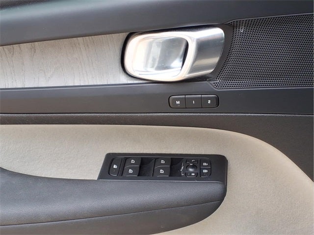 2023 Volvo XC40 B5 Plus Bright Theme