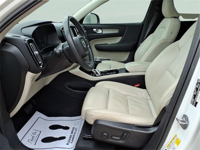 2023 Volvo XC40 B5 Plus Bright Theme