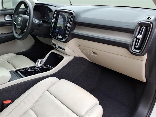 2023 Volvo XC40 B5 Plus Bright Theme