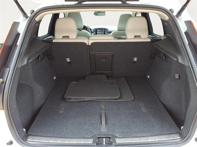 2023 Volvo XC40 B5 Plus Bright Theme