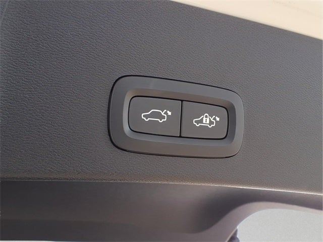 2023 Volvo XC40 B5 Plus Bright Theme